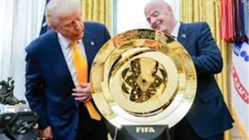 ترامب يسلم كأس العالم للأندية 2025 لفريق تشيلسي الإنجليزي