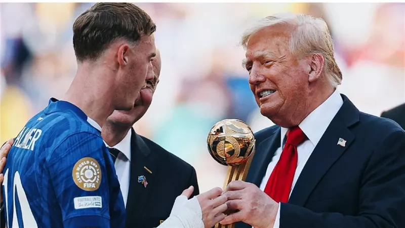 ترامب يخطف كأس العالم للأندية من تشيلسي: سيبقى عندي في البيت الأبيض للأبد