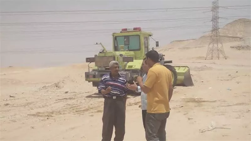 نائب رئيس المركز يتفقد موقع محطة الطاقة الشمسية بهو في قنا