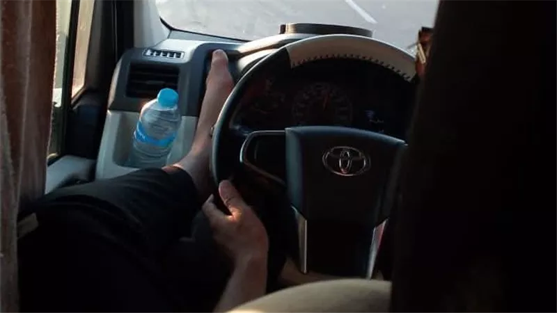 صحفية تستغيث بعد رحلة مرعبة مع جو باص: السائق كان هيموتنا