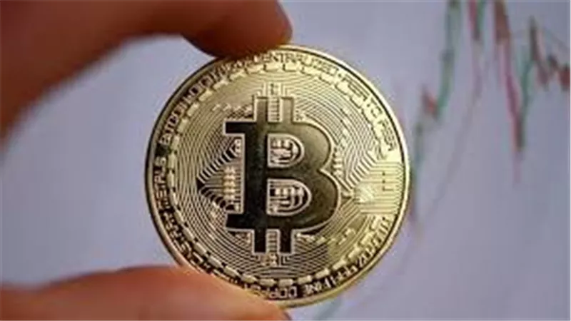 ضغوط تصفية المراكز تدفع بيتكوين للتراجع.. والسوق الرقمي تحت وطأة التقلبات