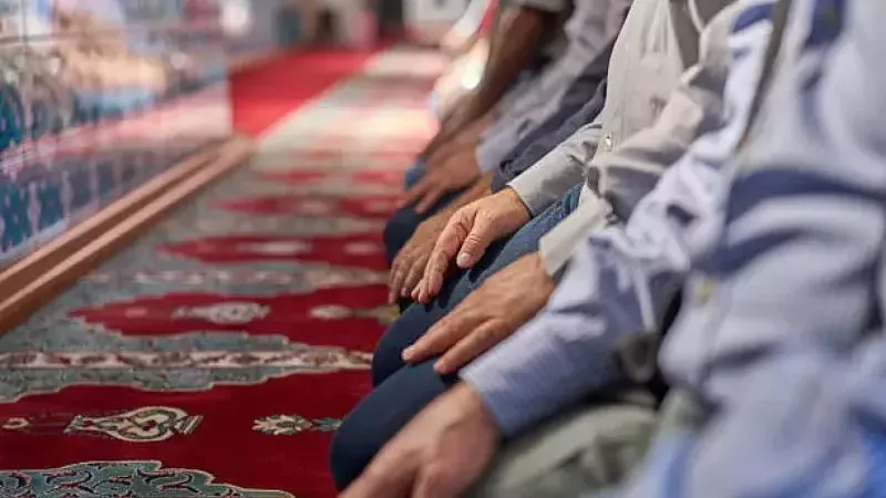 ما الذي ينبغي فعله على مَن أراد الدخول في صلاة الجماعة ولم يجد مكانًا في الصف؟