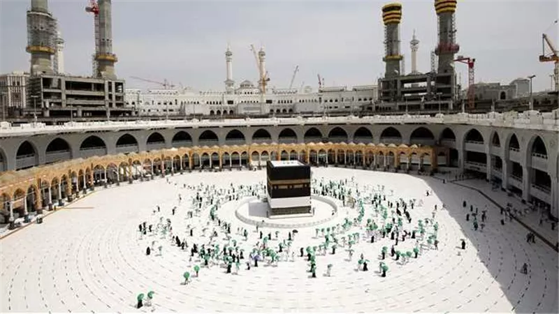 بعد انطلاق موسم العمرة 1447.. تعرف على أسعار تذاكر الطيران ورسوم الشركات