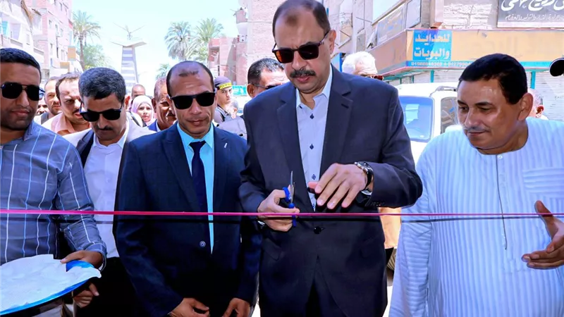 بالصور.. محافظ سوهاج يفتتح سوق اليوم الواحد بمدينة جهينة 