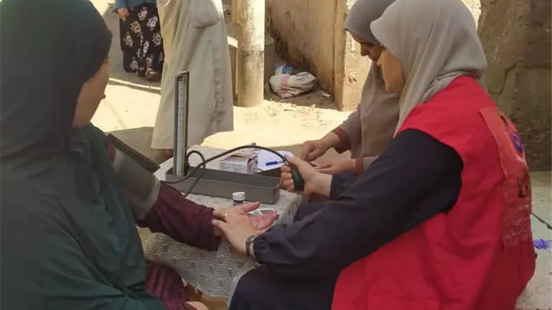 فحص وتوفيرالعلاج لــ 1100 وتقديم 3030 خدمة طبية بقافلة للصحة ببني عُقبة 