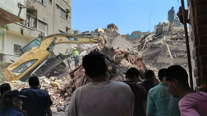 لجنة أثرية تعاين عقار «نور الشريف» المنهار بالسيدة زينب