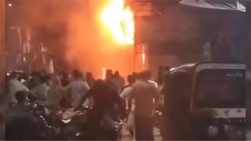 العناية الإلهية أنقذت قاطنيها.. حريق يلتهم محتويات شقة سكنية بسوهاج