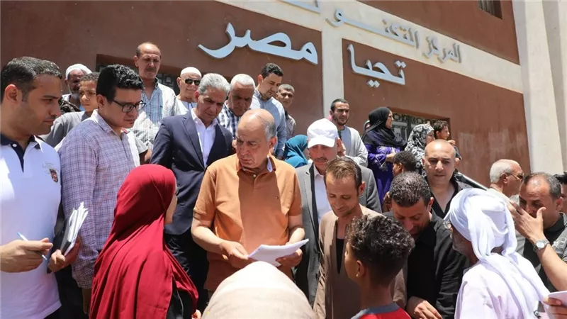 محافظ المنيا يزور مجمع الخدمات الحكومية والزارعي بصفانية ضمن مبادرة حياة كريمة