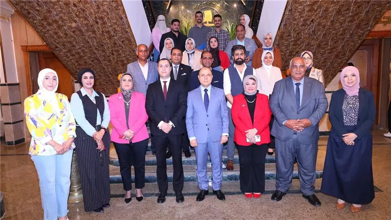 لجهودهم.. محافظ كفرالشيخ يكرم فريق إعداد الهوية البصرية