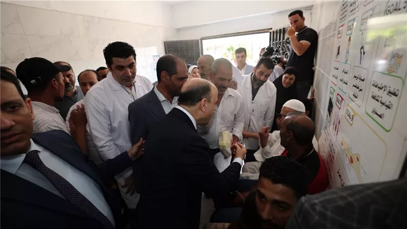 محافظ كفرالشيخ يستمع لشكاوي المواطنين خلال تفقده حملة 100 يوم صحة