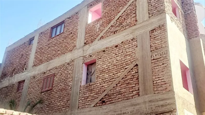 إيقاف أعمال بناء في المهد بمنطقة نجع دنقل بمدينة أرمنت في الأقصر