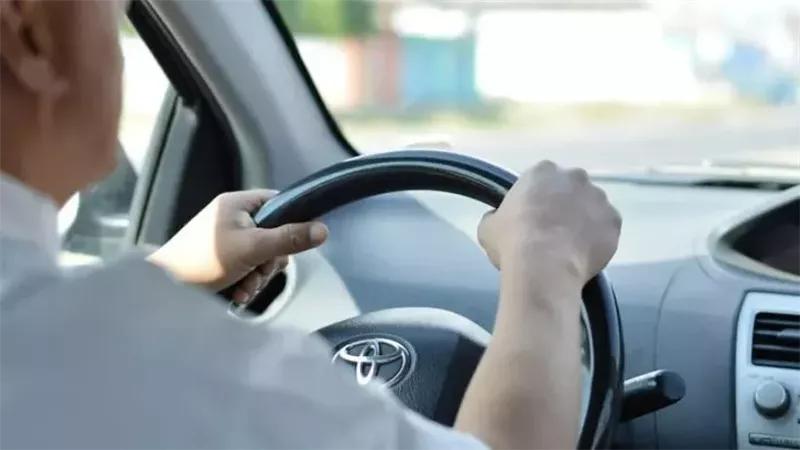 رجل ينسى زوجته في محطة وقود ويتذكرها بعد 300 كيلومتر