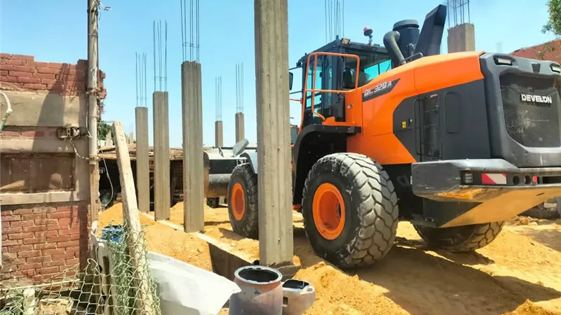 حملة مكبرة لإزالة الإشغالات بشارع الورش بحي الأربعين لإعادة الانضباط