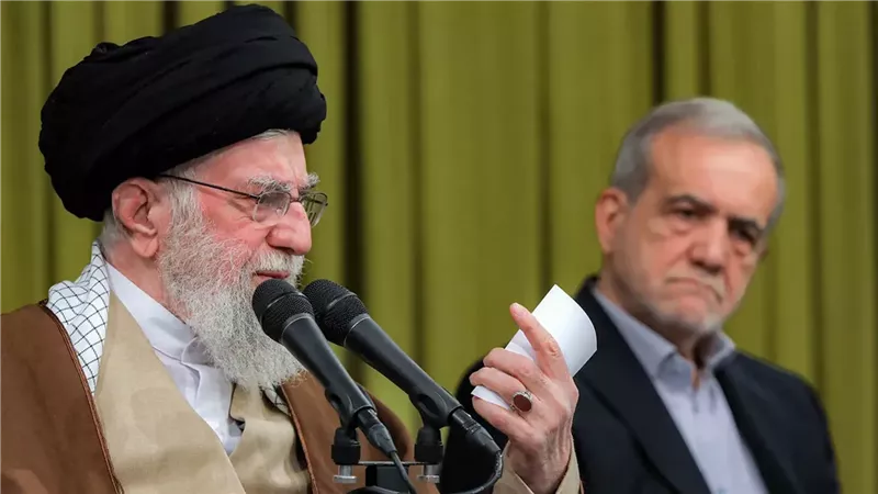 بزشكيان في مرمى الاتهام.. انقلاب على خامنئي أثناء حرب إسرائيل