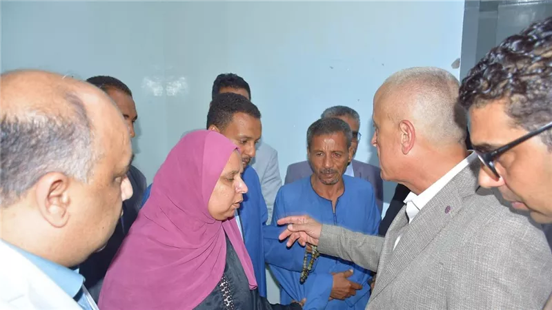 محافظ الأقصر: سلامة العاملين أولوية ونعمل على ضمان حقوقهم ورعايتهم الصحية