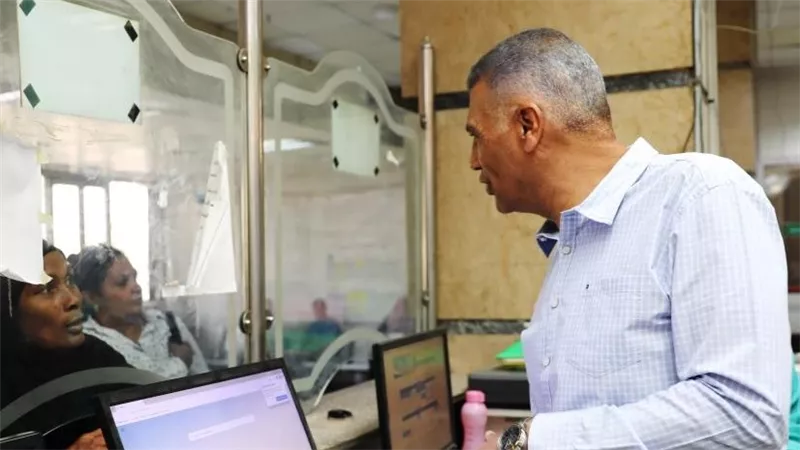 محافظ أسوان يطمئن على تقديم الخدمات للمعاملات المختلفة بالمركز التكنولوجي