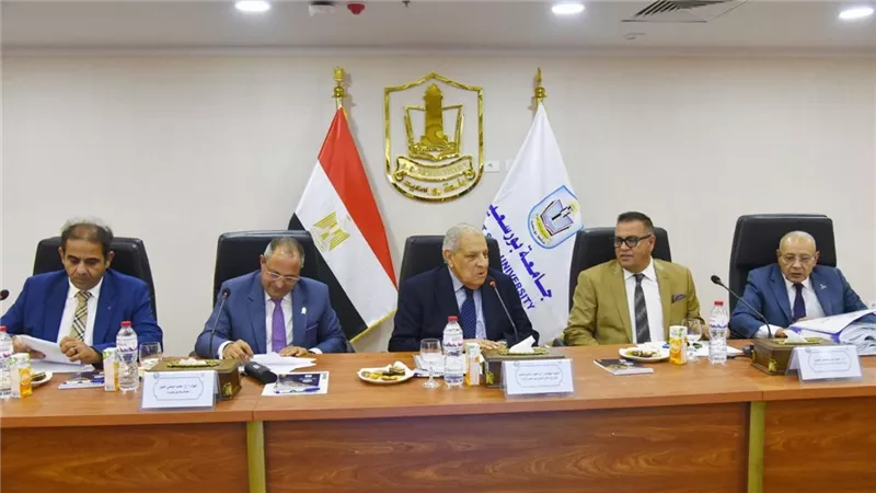 محافظ بورسعيد يشارك في اجتماع مجلس أمناء الجامعة الأهلية