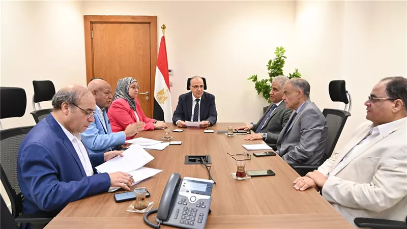 وزير الري: يعاين أحد المواقع على ترعة الكلابية لتحديد أعمال التطوير المطلوبة