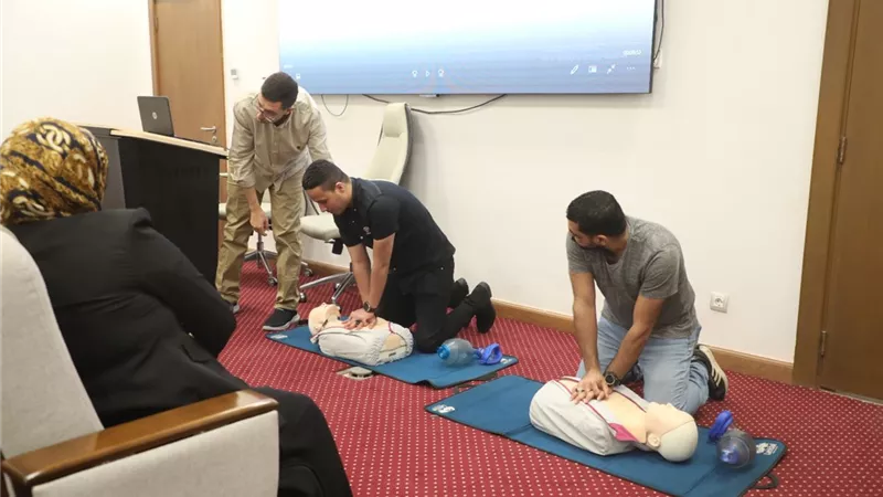 تعرف على خطوات كيفية التدليك الفعال للبالغين والأطفال.. لتجنب السكتة القلبية