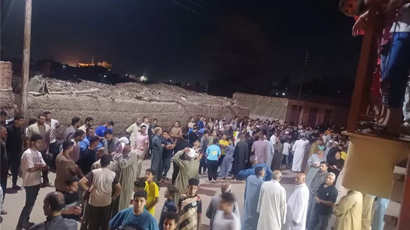 أهالى عزبة حنا بالشرقية يشيعون جثامين 3 عمال لقوا مصرعهم في حادث مروع