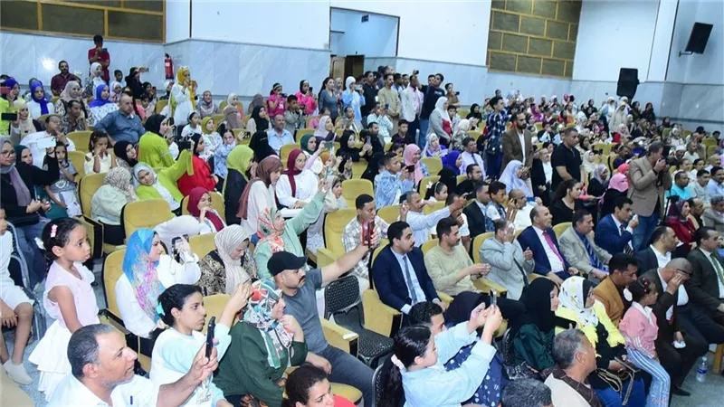نائب محافظ سوهاج يشهد حفل تكريم أوائل الشهادة الإعدادية بمركز إعداد القادة
