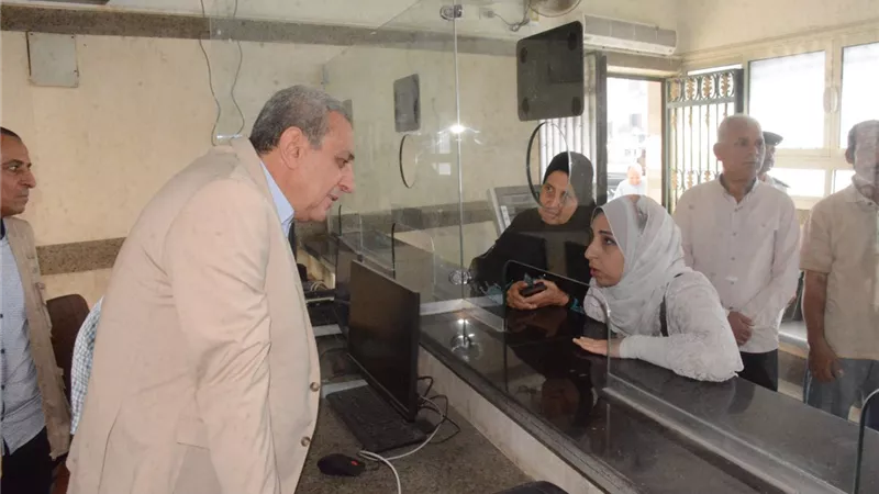 أشرف الجندي يتابع شكاوى وطلبات المواطنين داخل ديوان محافظة الغربية