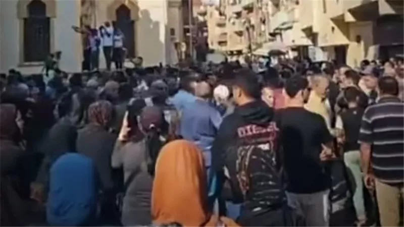 أهالي مطوبس بكفر الشيخ يُشيعون جنازة سيدة توفيت بحريق داخل منزلها