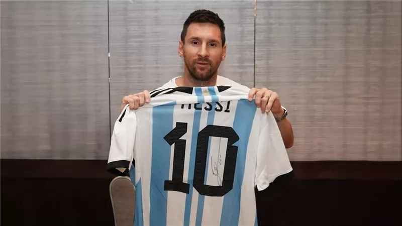 بعد تأثره بمنشوره.. ميسي يتواصل مع معجب ويهديه قميص المنتخب الأرجنتيني