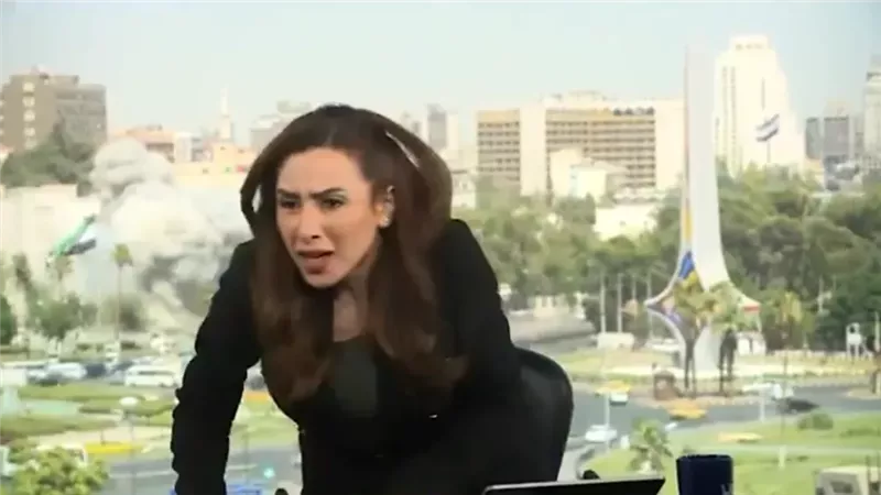 هروب مذيعة سورية على الهواء خلال القصف الإسرائيلي للسويداء  | فيديو 