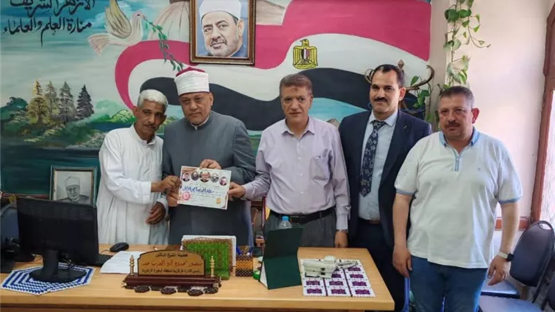 تقديرًا لأمانتهما.. رئيس البحيرة الأزهرية يُكرّم عاملين عثرا على 450 ألف جنيه