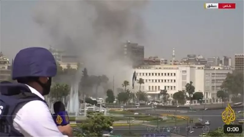 شاهد لحظة القصف الإسرائيلي على وزارة الدفاع بدمشق في بث مباشر