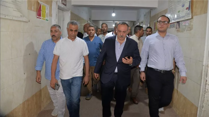 زيارة ليلية وتعويضات عاجلة.. إجراءات عاجلة من محافظ أسيوط لمصابي حادث محور دير
