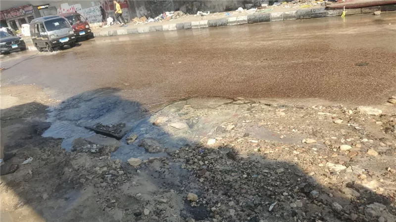 كسر ماسورة بالعجمي يتسبب في انقطاع مياه الشرب عن المصيفين 