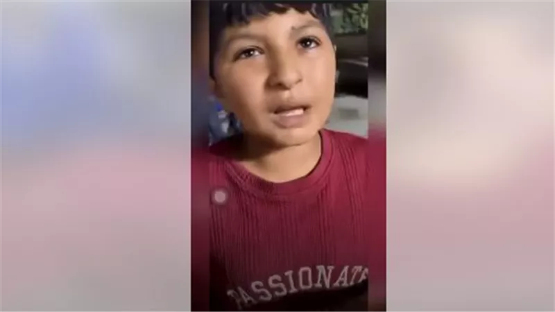 طفل يبيع العسلية يتعرض للضرب في المحلة.. ويصرخ: 