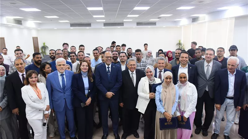 وزير العمل يُسلم شهادات إجتياز دورة مهنة 