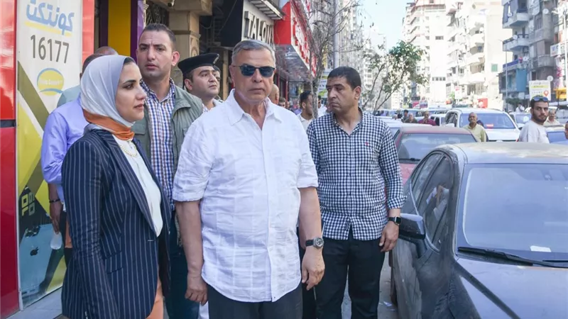 «محدش هيخرج النهاردة».. القصة الكاملة لاحتجاز رئيس حى العامرية ثان للموظفين  