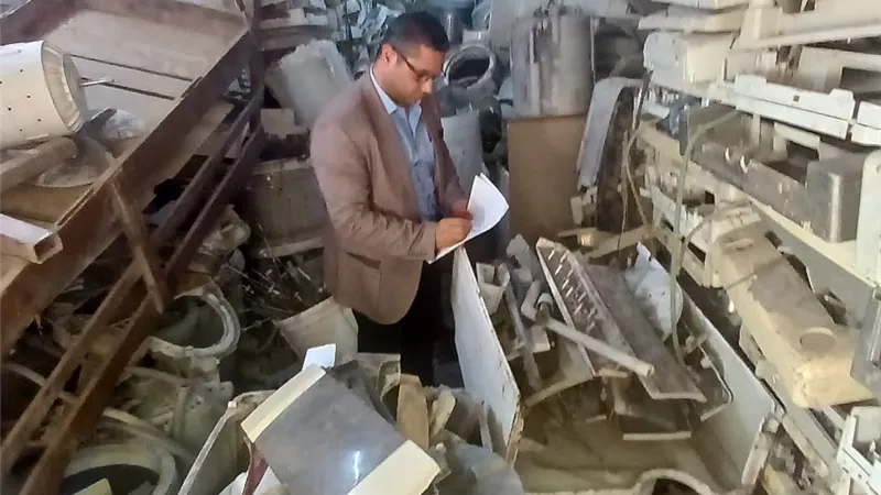 ضبط مخزن لإعادة تدوير الأجهزة الكهربائية بأسماء علامات تجارية شهيرة بالبساتين