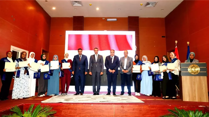 محافظ السويس يكرم أوائل الدبلومات الفنية على مستوى الجمهورية