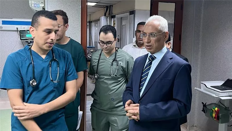 رئيس جامعة المنيا يجري جولة بمستشفى القلب والصدر الجامعي