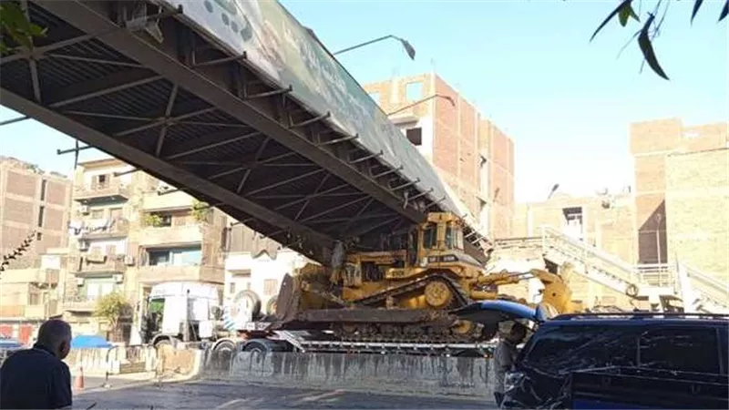 سقوط كوبري مشاة بطوخ إثر اصطدام سيارة بمعدة ثقيلة.. وتحويلات مرورية عاجلة