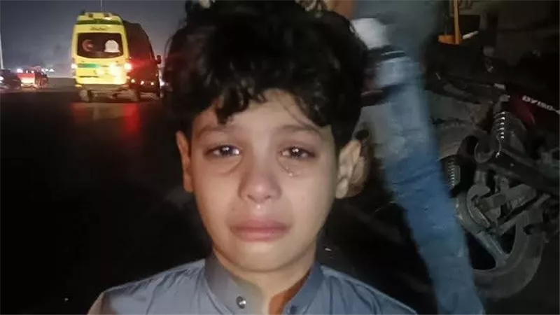 صورة طفل منوفي تهز القلوب بعد مصرع والده أمام عينيه في حادث أعلى الدائري