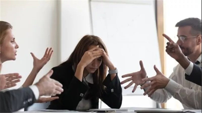 ردود ذكية على نقد المدير.. كيف تحافظ على حضورك بثبات واحترام؟