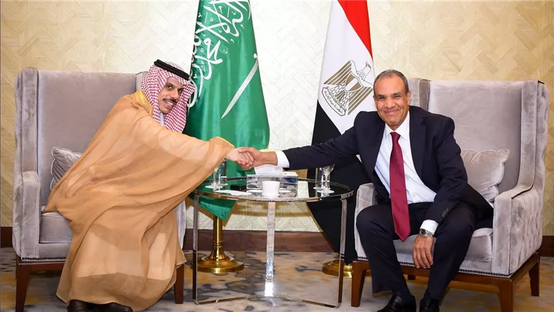 وزير الخارجية ونظيره السعودي يشيدان بعمق العلاقات الثنائية 