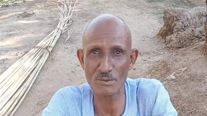 قناوي من ذوي الهمم يبدع في صناعة الأثاث المنزلي من سعف النخيل |صور وفيديو 