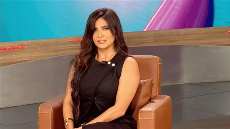المذيعة مونيكا تبدأ برنامجها الجديد على شاشة قناة المحور