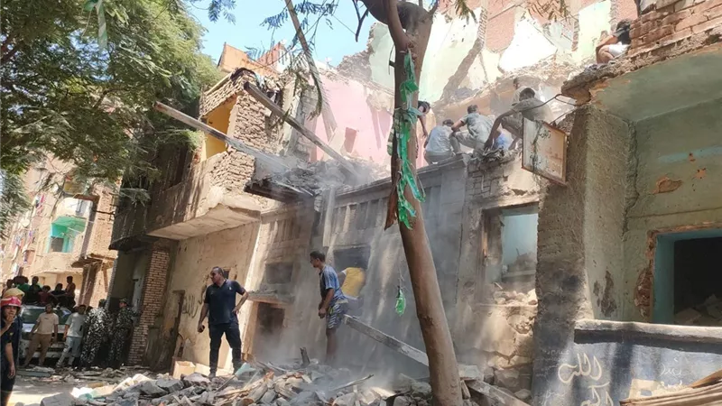 محافظ القاهرة يتابع جهود الحماية المدنية في حادث انهيار عقار مصر القديمة
