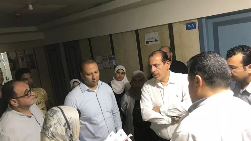 جزاءات للمقصرين ومكافآت للمتميزين.. نائب وزير الصحة يختتم جولته بعدة اجتماعات