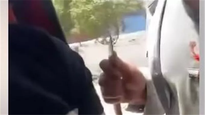 «شهاب جديد».. راكب يهدد سائق ميكروباص بـ«مطوة» في فيديو صادم