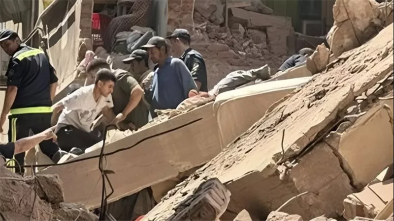 لتسهيل إنقاذ الضحايا.. فصل المرافق عن موقع انهيار عقار ساحل شبرا