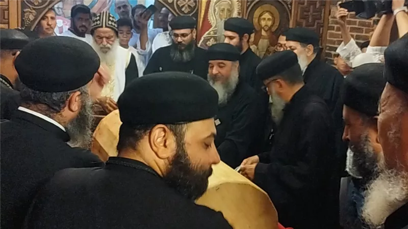 احتفالا بالنهضة الروحية.. الأنبا بيمن يترأس صلوات عشية اللابس الروح بقنا